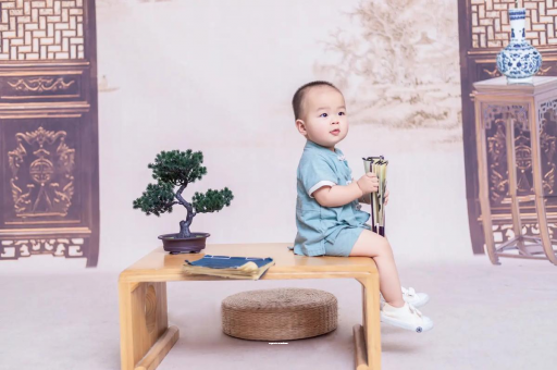 借卵生子机构宝宝边吃奶边挣扎烦躁